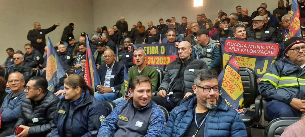 Mesmo com rejeição da maioria dos guardas municipais, vereadores de Porto Alegre aprovaram o plano de carreira